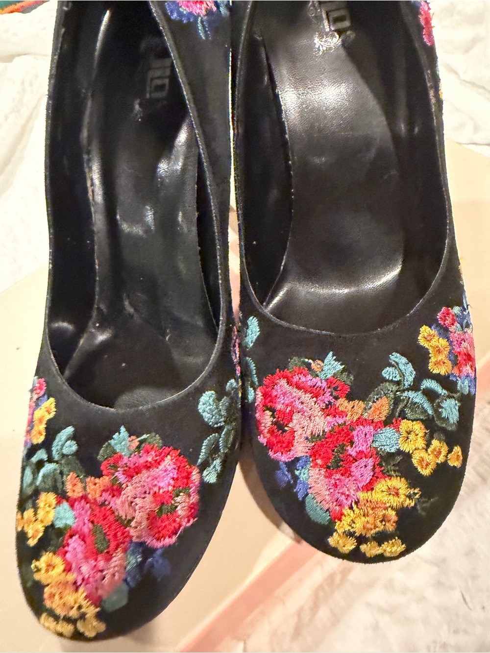 JENNIFER LOPEZ Black Embroidered Floral Suede High Heel Pumps - Picture 9 of 16